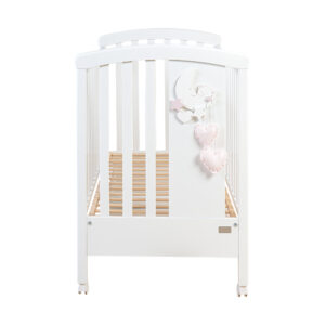 Weißes Holzbett mit Lila-Dekoration